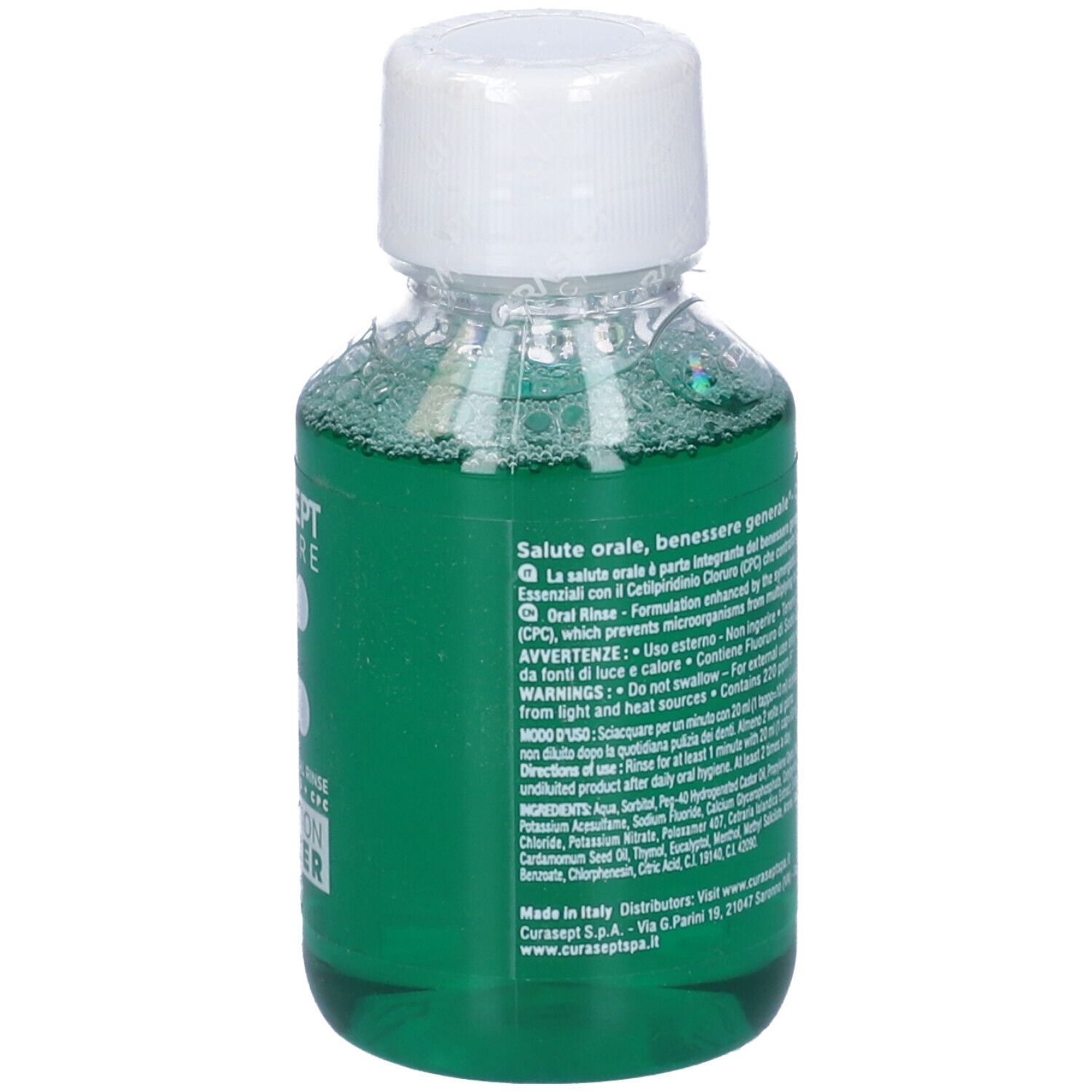 Grüne Mundspülung in durchsichtiger Flasche mit weißem Verschluss. Etikett mit italienischen und englischen Texten.