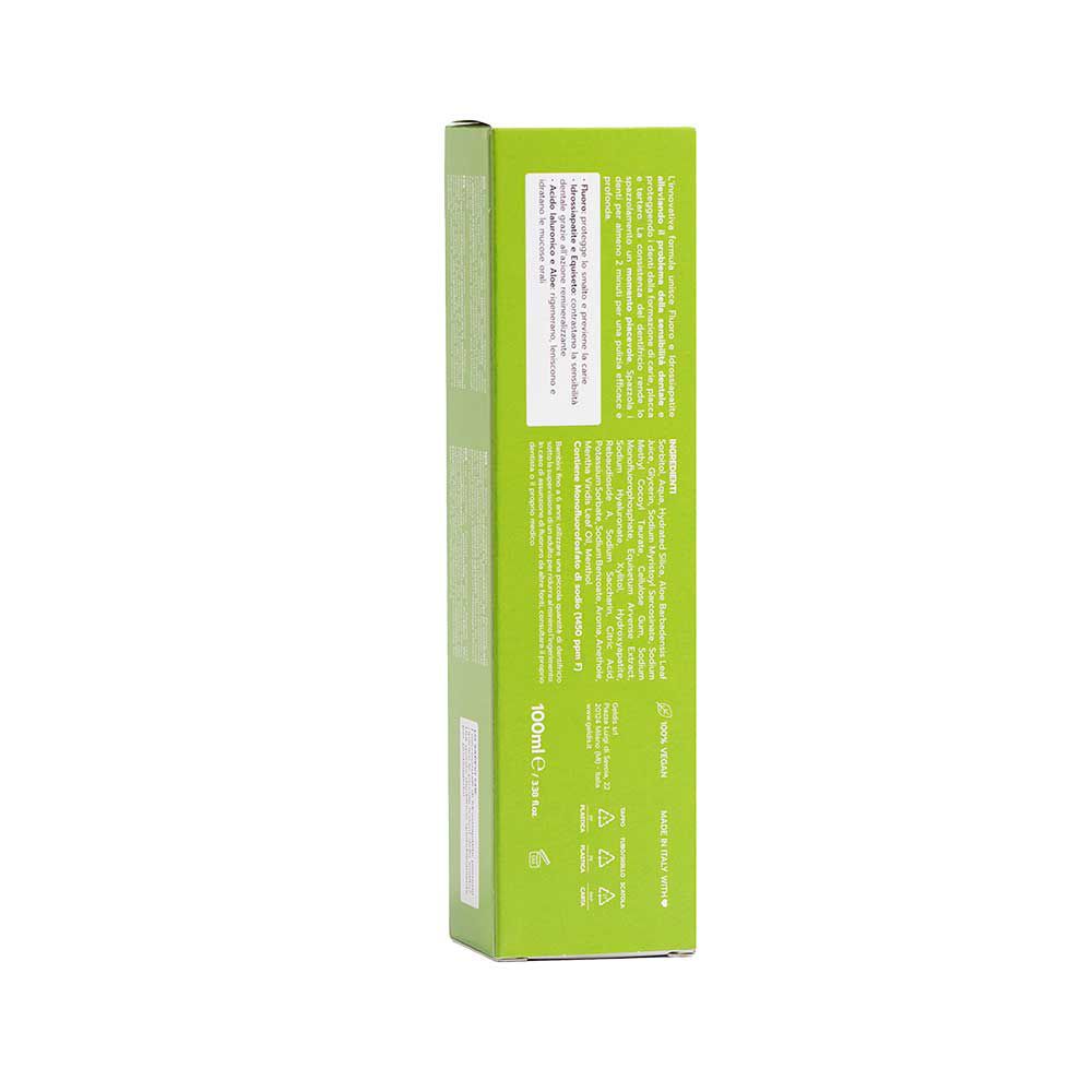 Grüne Schachtel, Seitenansicht. Text und Inhaltsangaben. Weißer Hintergrund. 100ml. Vegan-Logo.