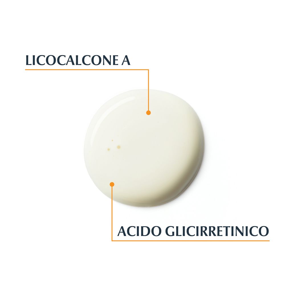 Primo piano di un liquido bianco. Scritta: Licochalcone A, Acido Glicirretinico.
