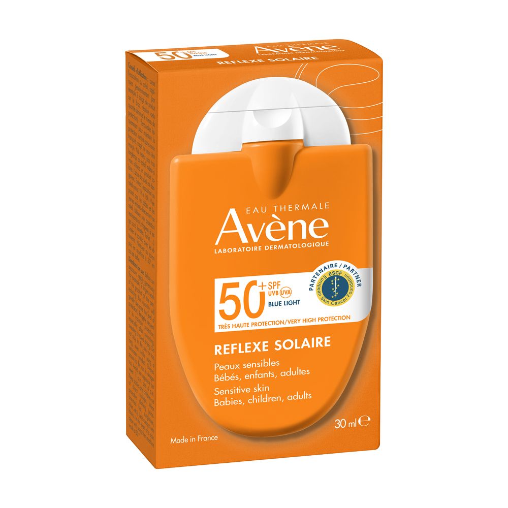 Confezione di crema solare arancione. Marca Avène, SPF 50+. Testo: Reflexe Solaire, per neonati, bambini, adulti. 30 ml. Con logo partner.
