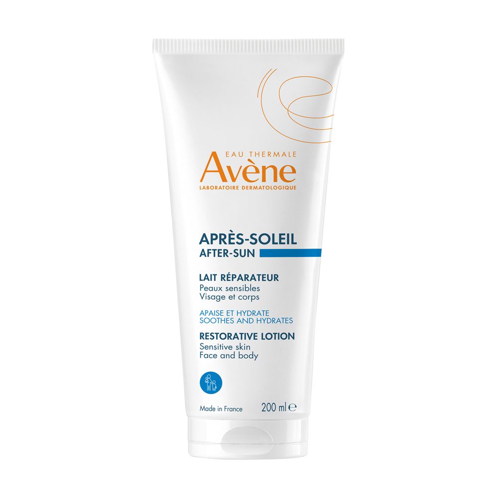 Tubo bianco con nome del prodotto e marchio. Dettagli blu. Testo: Après-Soleil, Lait Réparateur, Restorative Lotion.