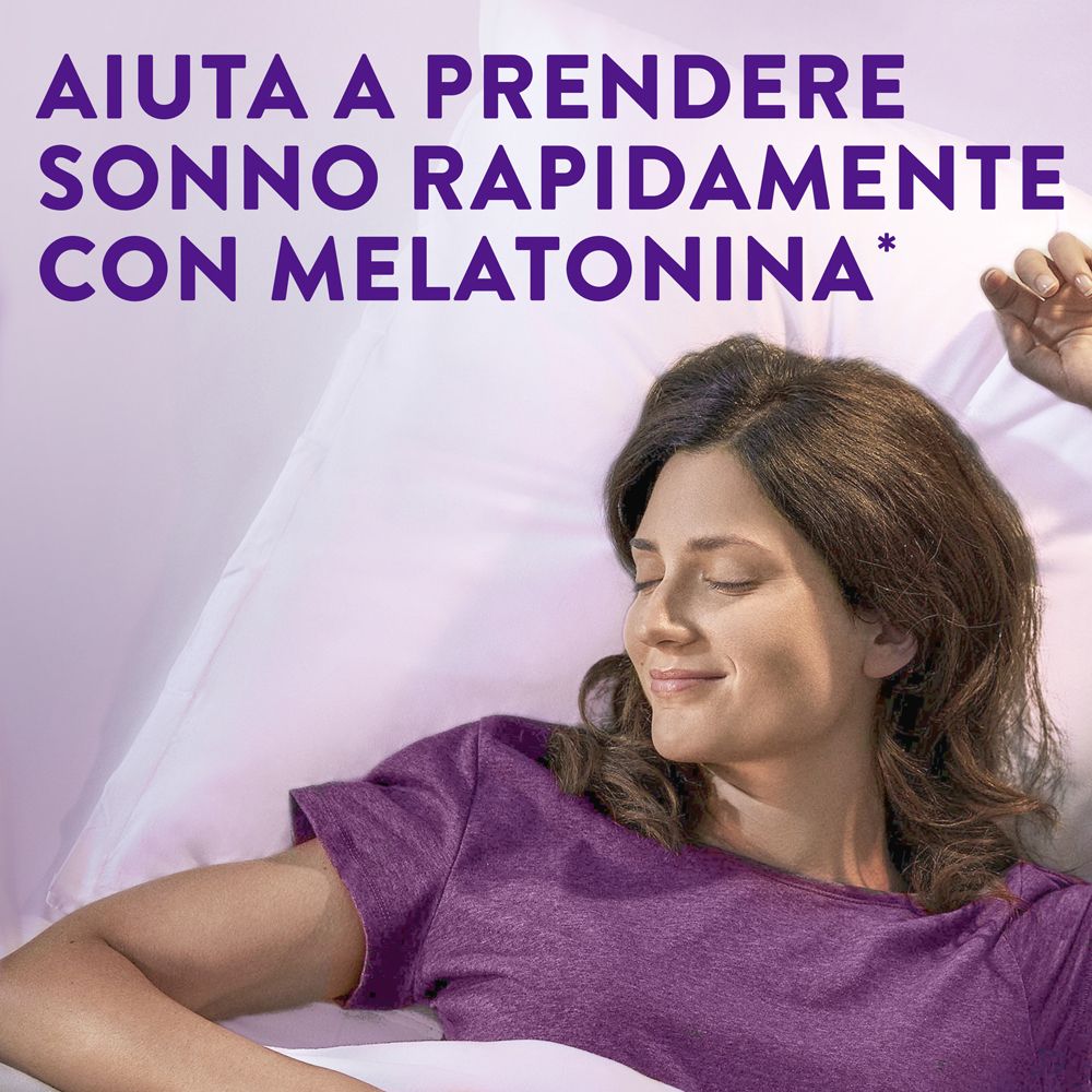 Frau liegt im Bett. Aufschrift: Hilft schnell einzuschlafen mit Melatonin.