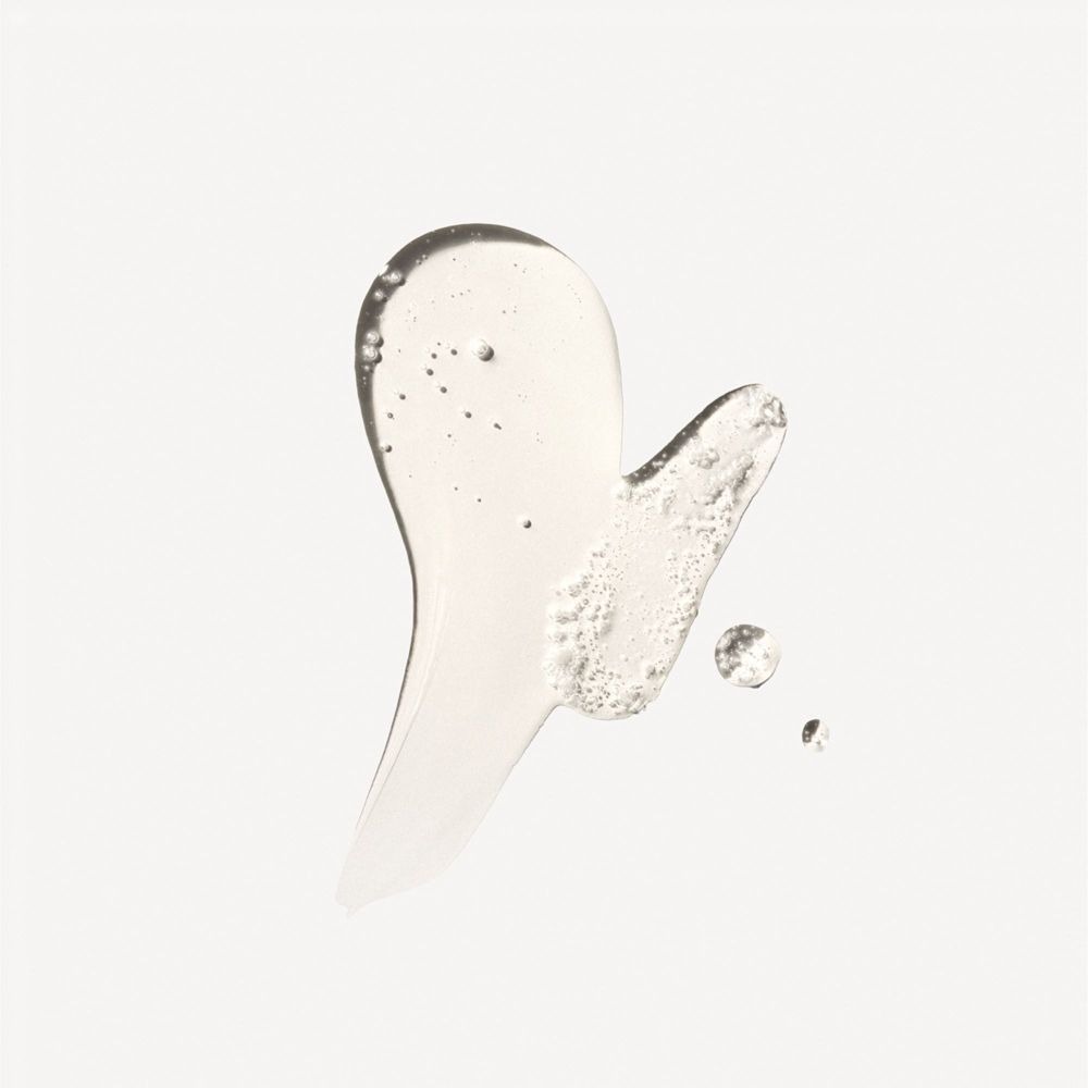 Klare, gelartige Substanz. Einige Blasen sind sichtbar. Auf weißem Hintergrund.