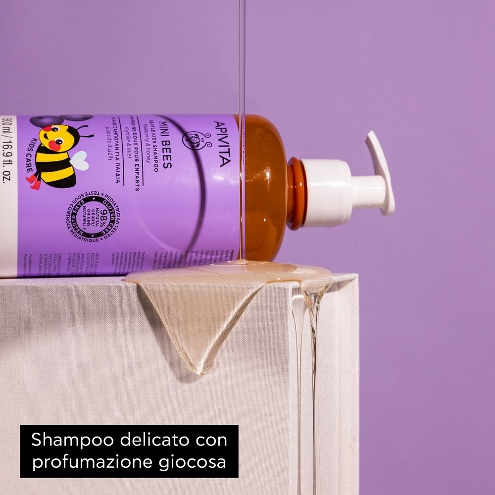 APIVITA Mini Bees Shampoo. Flacone con dosatore. Testo: Shampoo delicato con profumazione giocosa. Prodotto su sfondo bianco.