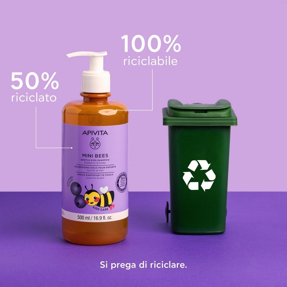 APIVITA Mini Bees Shampoo. Flacone con dosatore. Testo: 50% riciclato, 100% riciclabile. Cestino con simbolo riciclo.