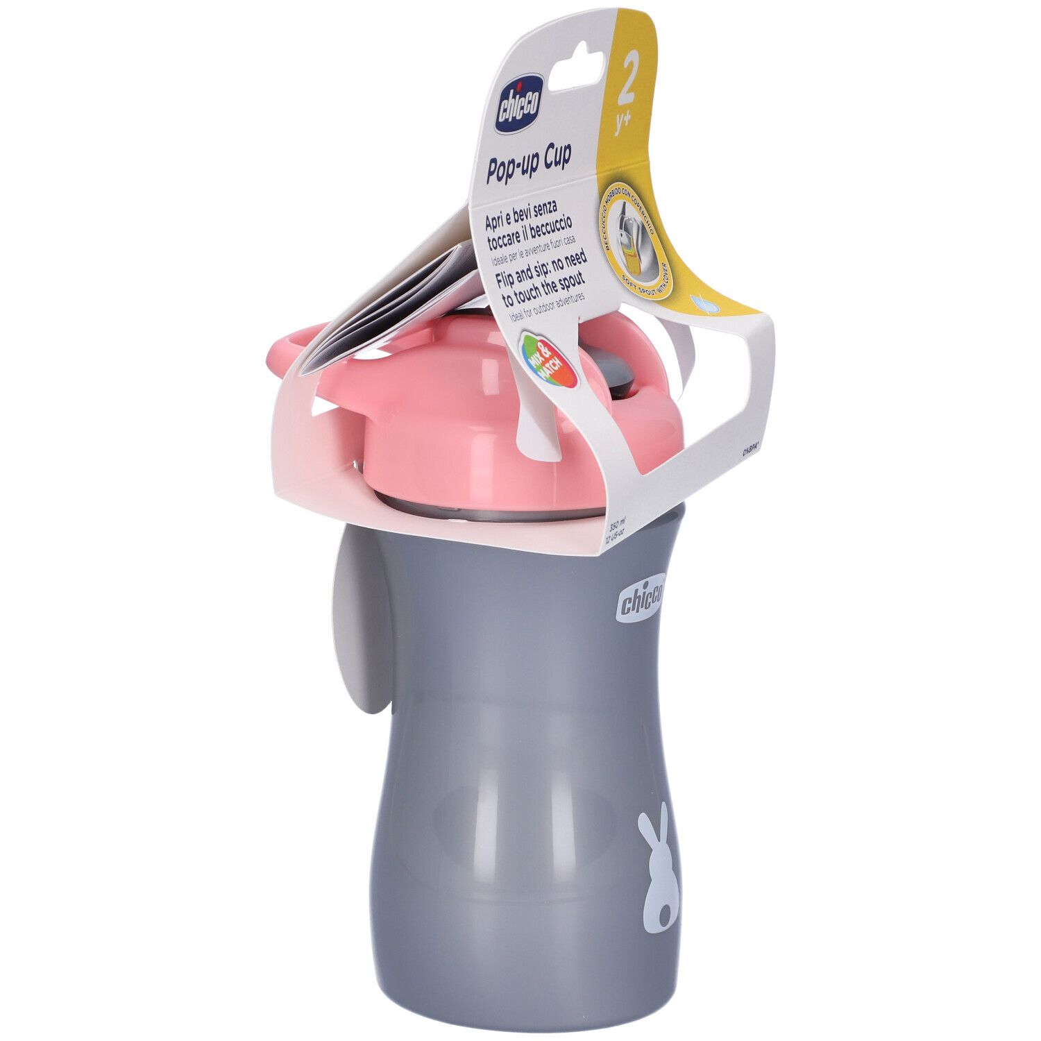 Tazza grigia con coperchio rosa. Confezione con nome e raccomandazione di età. Vista laterale.