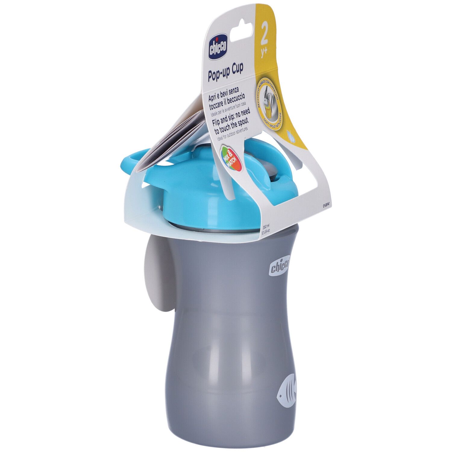 Chicco Pop-up Cup, grigio con coperchio blu. Confezione con nome prodotto e raccomandazione età 2y+. Coperchio aperto.