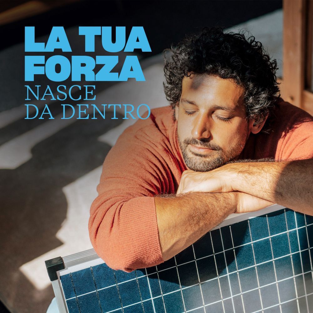 Mann schläft mit geschlossenen Augen, Text: Deine Kraft kommt von innen.