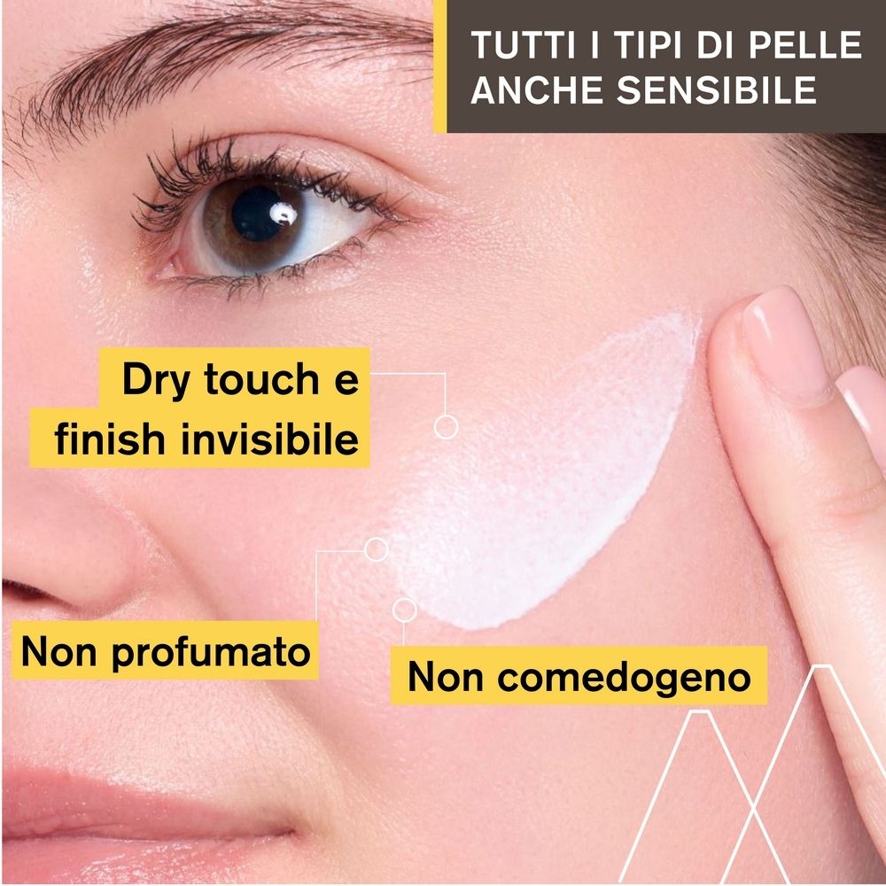 Primo piano del viso. Testo: Dry touch e finish invisibile, Non profumato, Non comedogeno.
