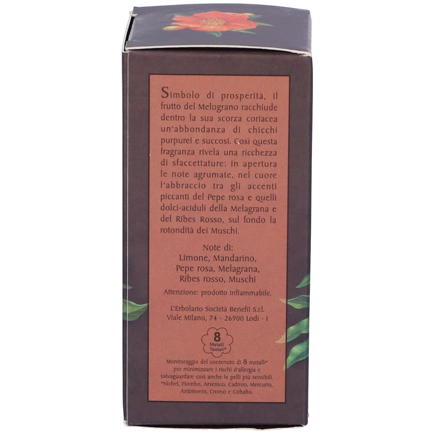 Retro della confezione del profumo L'Erbolario Melograno. Descrizione testuale del prodotto, ingredienti e informazioni sul produttore su sfondo marrone.
