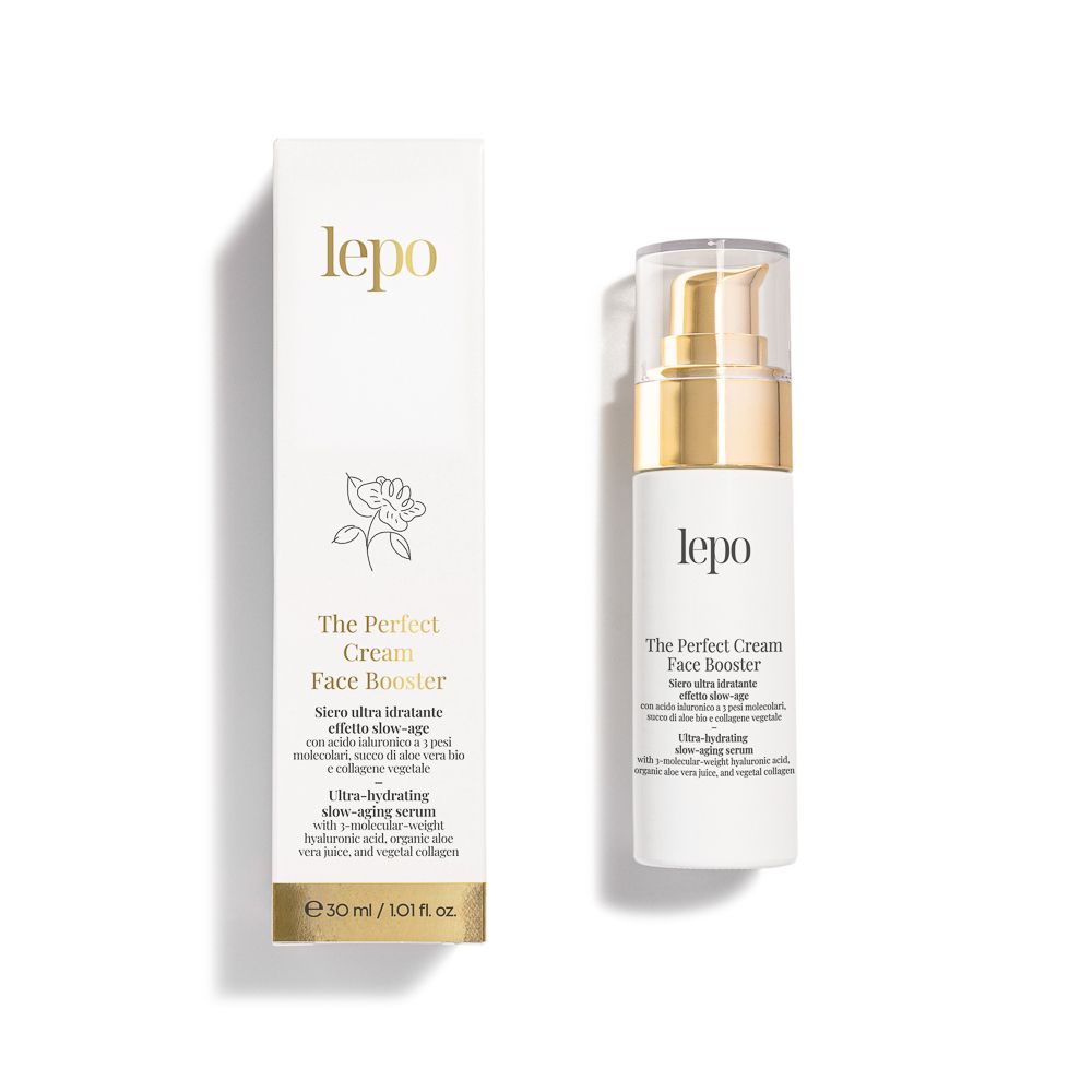 Siero booster viso e confezione. Flacone bianco con tappo dorato e scritta. Confezione con nome del prodotto e logo.