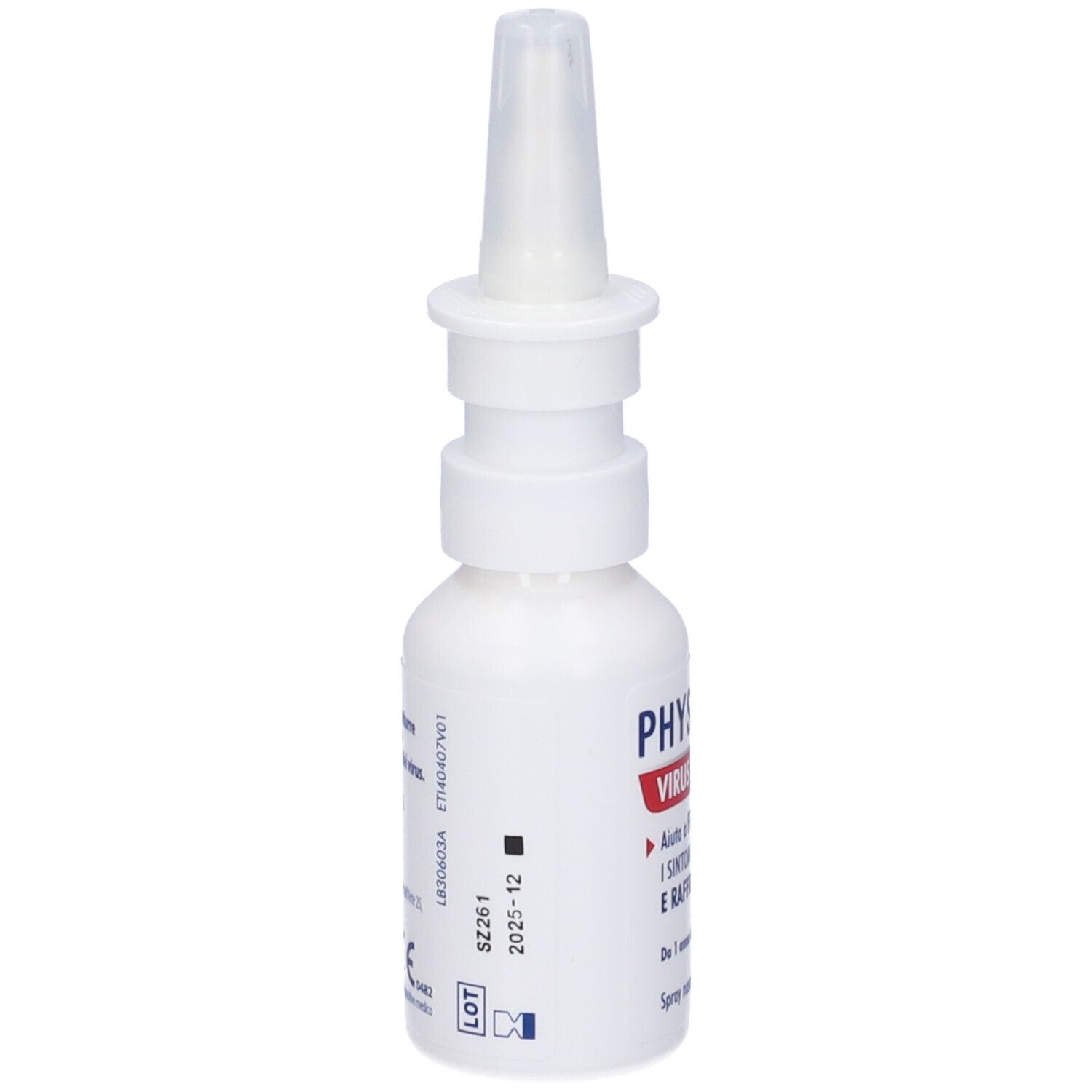 Flacone bianco con applicatore spray nasale. Scritta: PHYSIOMER VIRUS DEFENSE. Dettagli sul retro. 2025-12. Numero di lotto.