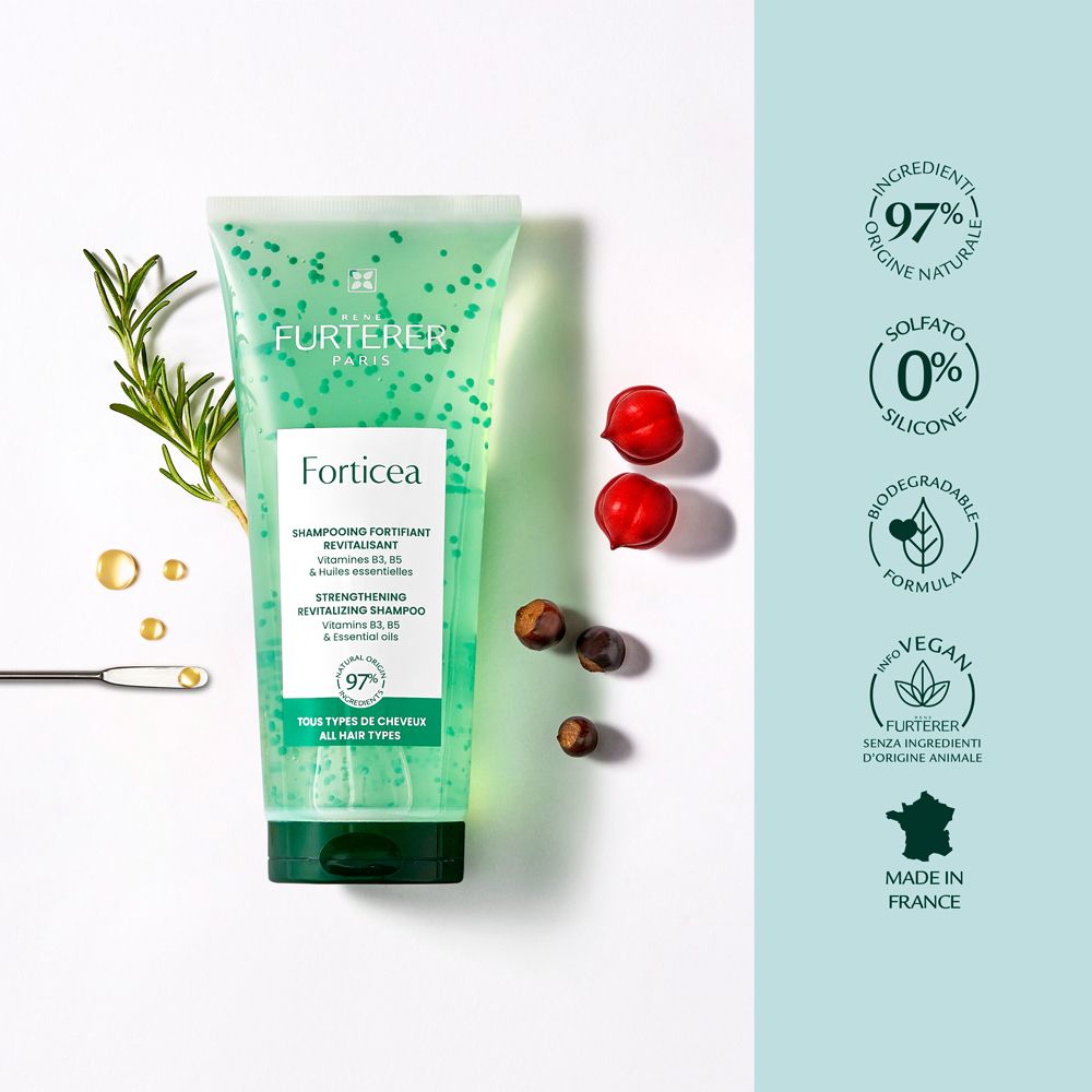 Tubo di shampoo e ingredienti. Testo: 97% origine naturale, 0% silicone, vegano, prodotto in Francia.
