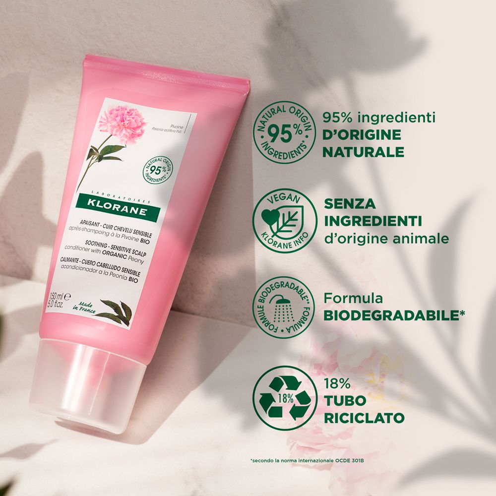 Tubo rosa Klorane con logo, peonia e testo. Vegano, biodegradabile, tubo riciclato al 18%. 95% ingredienti naturali.
