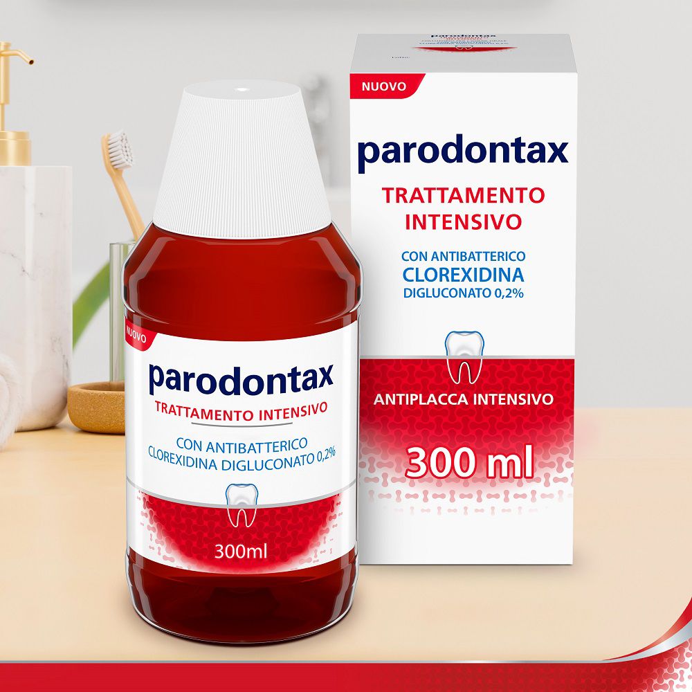 Produktflasche und Verpackung. Aufschrift: Parodontax, Trattamento Intensivo. Enthält Clorexidina Digluconato 0,2%.
