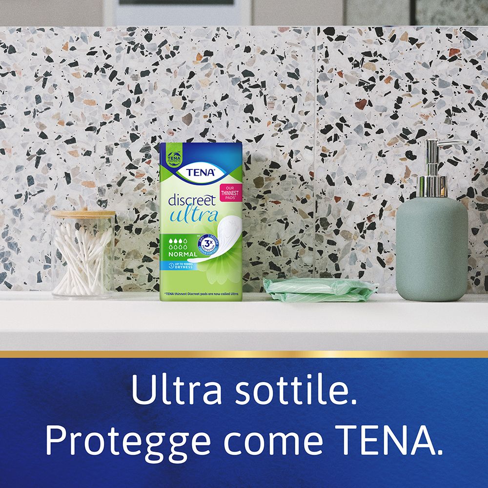 Tena Discreet Ultra Normal Packung auf einer Ablage. Badezimmer-Hintergrund. Weitere Badezimmerartikel.