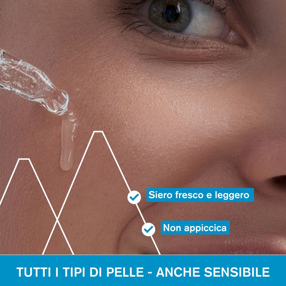 Primo piano di un viso con applicazione di siero. Testo: Siero fresco e leggero, Non appiccica.