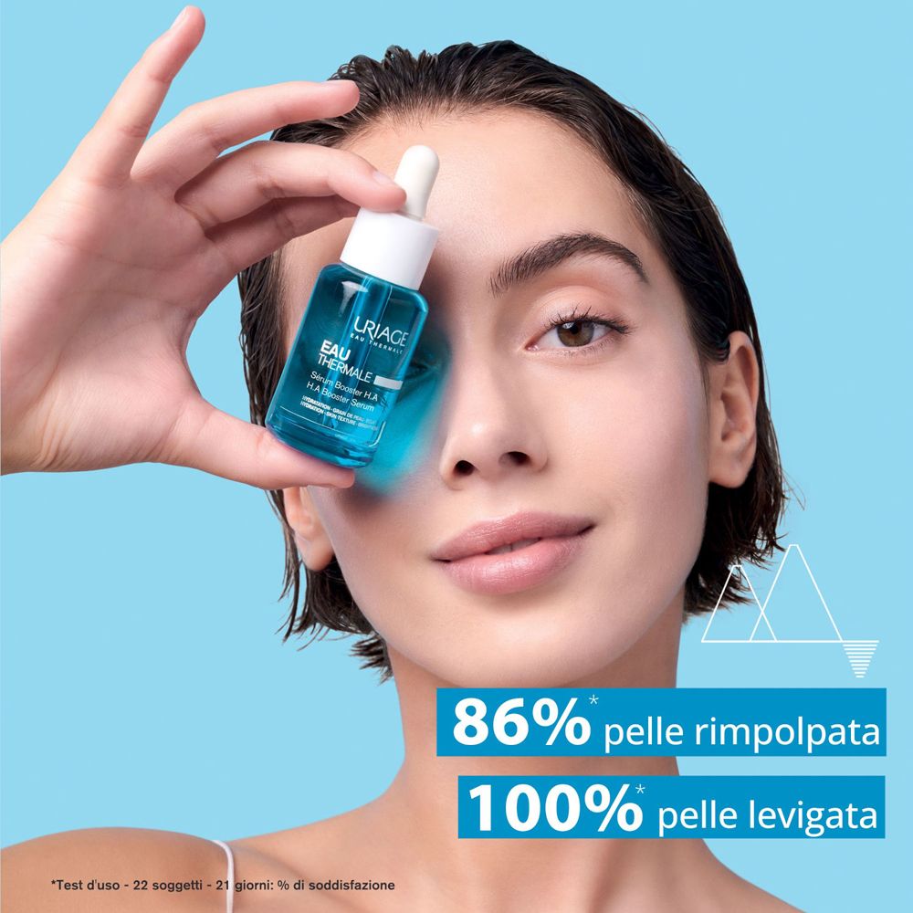 Donna con flacone di siero. Testo: 86% pelle rimpolpata, 100% pelle levigata. Scritta: URIAGE.