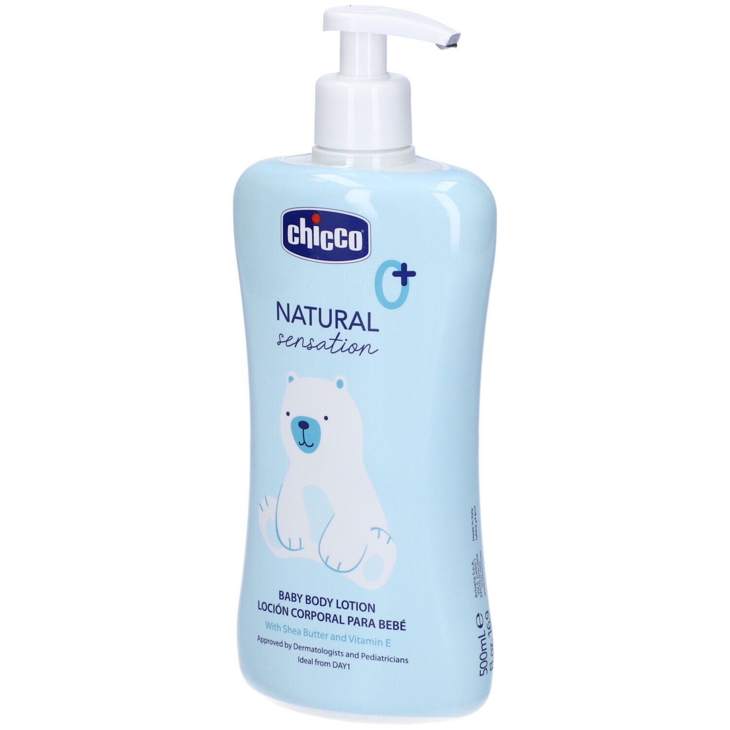 Flacone azzurro con dosatore. Scritta: Chicco Natural Sensation Baby Body Lotion. Immagine di un orso polare. 500ml.
