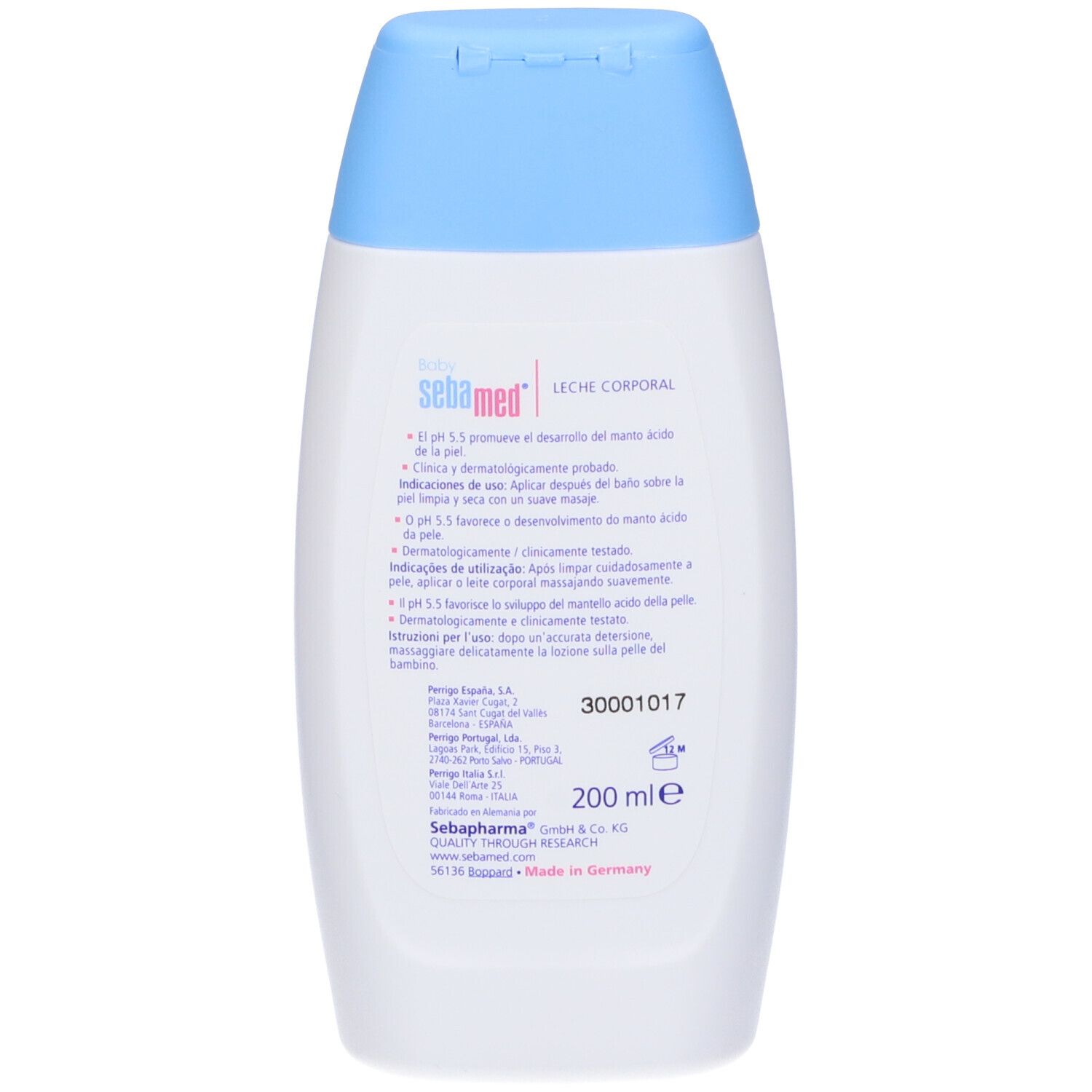 Retro di un flacone bianco. Testo: Sebamed Baby Leche Corporal. pH 5.5. Con camomilla. Ingredienti, istruzioni, produttore.