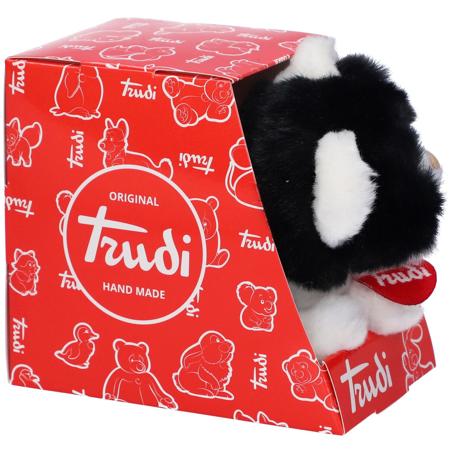 Vista laterale del gatto di peluche in scatola rossa. Pelliccia bianca e nera, collare rosso. Confezione con logo Trudi.