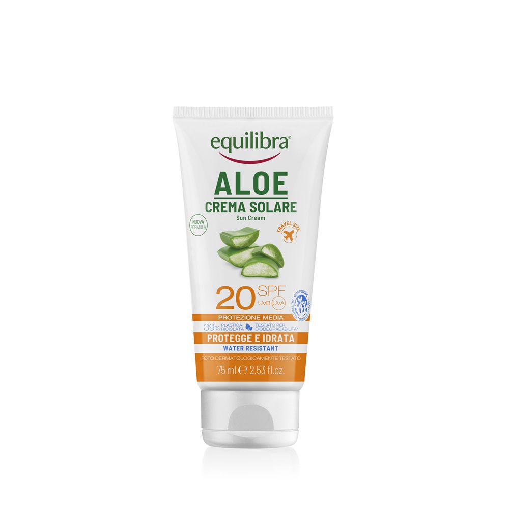 Tubo bianco con scritte verdi e arancioni. Crema solare Aloe Vera SPF 20. Resistente all'acqua.