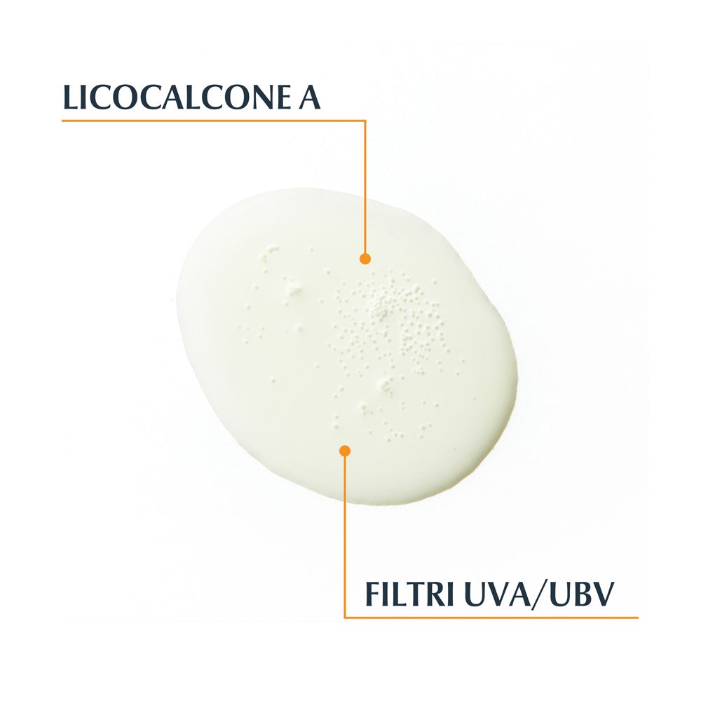 Primo piano di un liquido. Testo: Licochalcone A, filtri UVA/UVB.