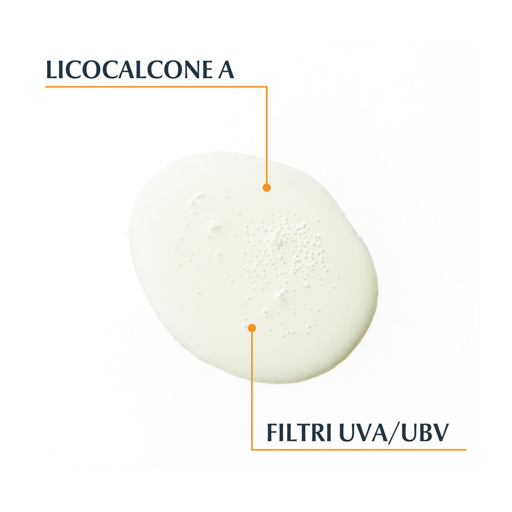 Primo piano di un liquido. Etichette: Licochalcone A, filtri UVA/UVB.