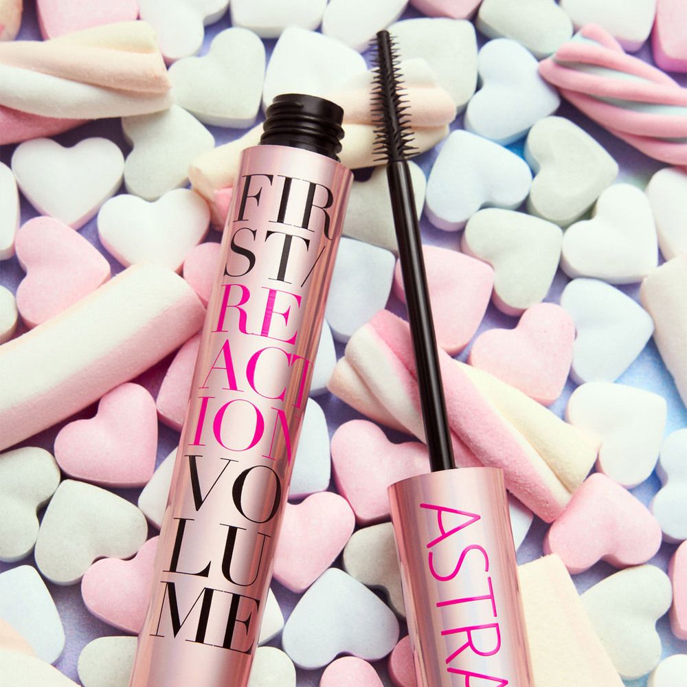 Tubo e spazzola mascara. Confezione rosa, scritta: FIRST REACTION VOLUME. Logo ASTRA.