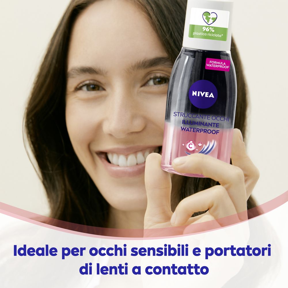 Donna tiene struccante occhi Nivea. Testo: Ideale per occhi sensibili e portatori di lenti a contatto.