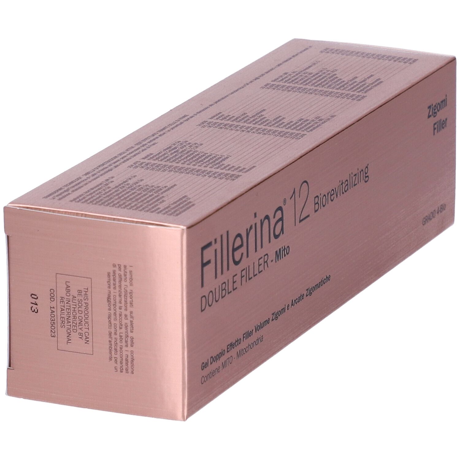 Scatola rosa inclinata. Visibile il nome del prodotto "Fillerina 12 Double Filler Mito". Testo e logo.