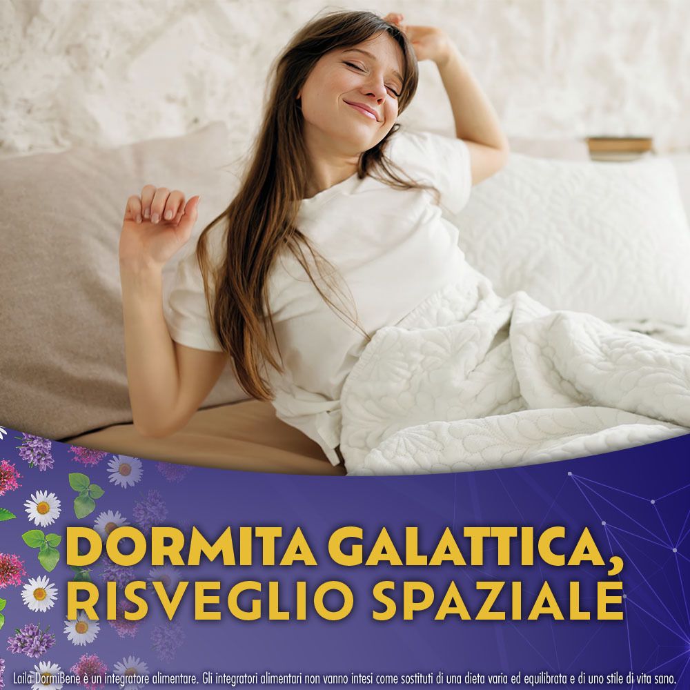 Donna a letto, sorridente. Testo: Dormita galattica, risveglio spaziale.