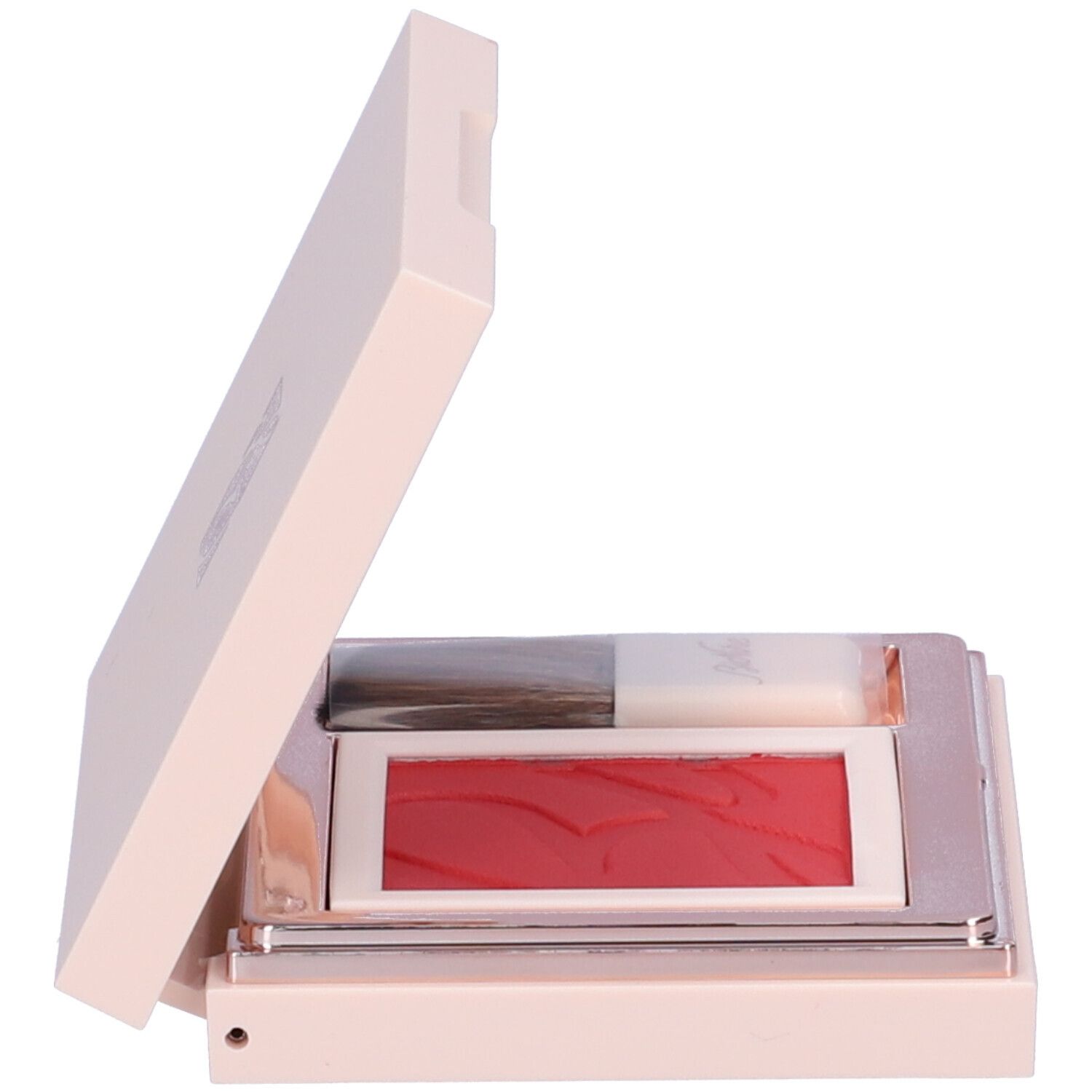 Fard compatto, aperto. Astuccio rosa, fard, pennello. Colore: rosso lampone. Coperchio leggermente aperto.