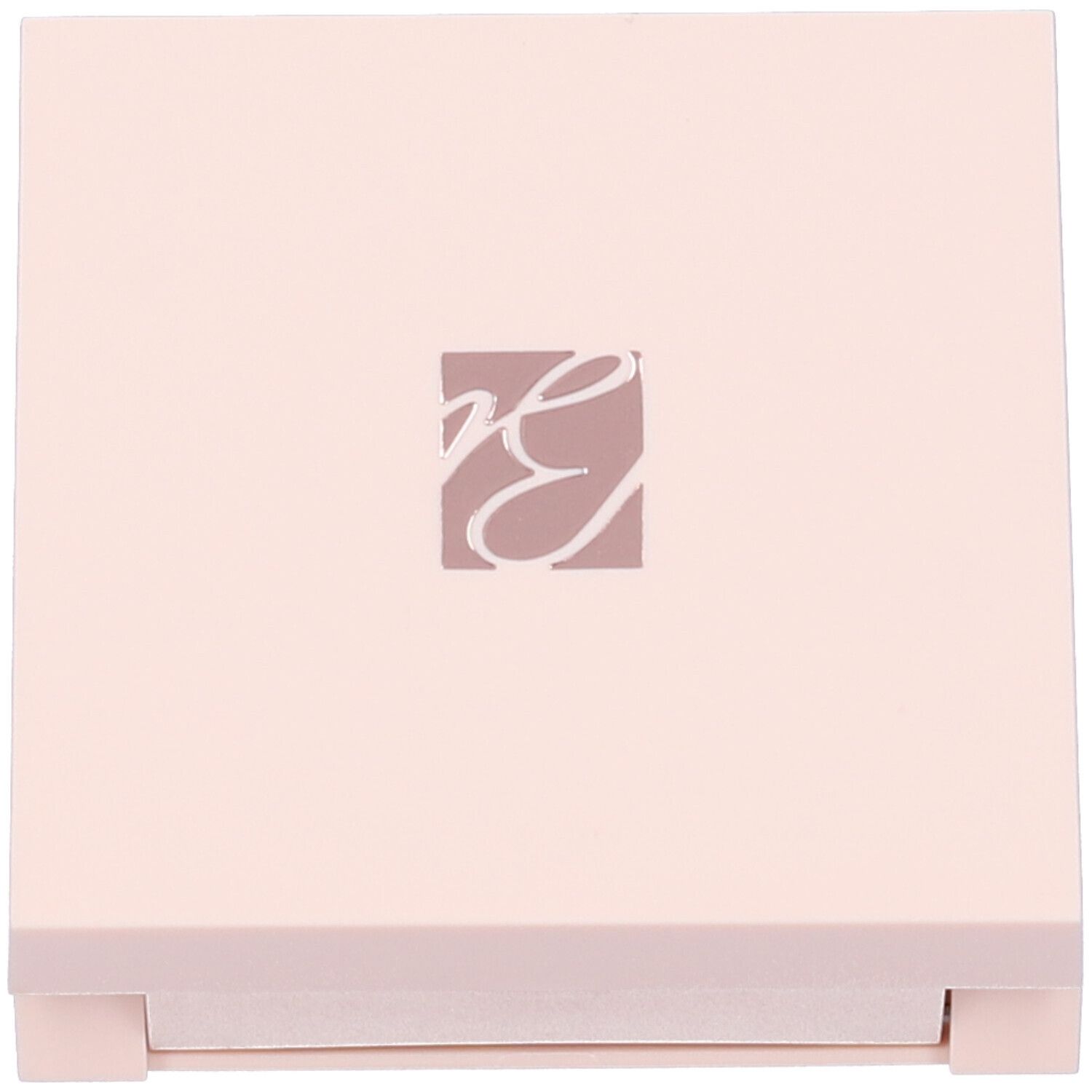Astuccio cipria compatto chiuso. Astuccio beige-rosa con logo. Forma quadrata.