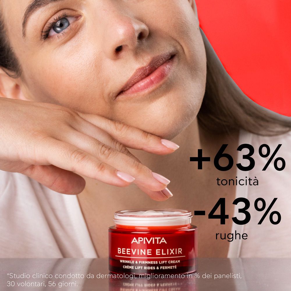 Donna con crema sul viso. Vaso di crema rosso. Testo: APIVITA BEEVINE ELIXIR. Testo: WRINKLE & FIRMNESS LIFT CREAM. Crème lift rides & fermeté. +63% tonicità.