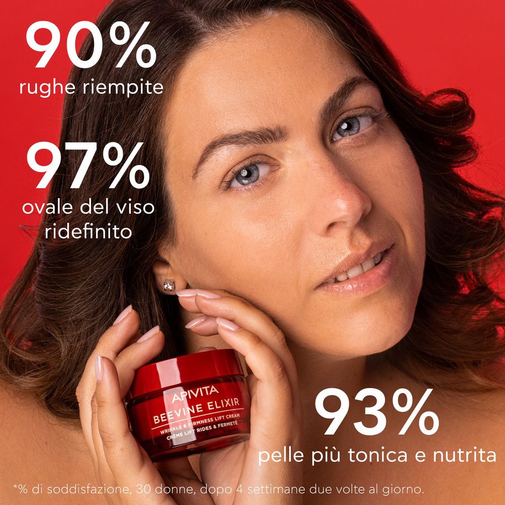 Donna con crema sulla pelle. Vaso rosso APIVITA BEEVINE ELIXIR.