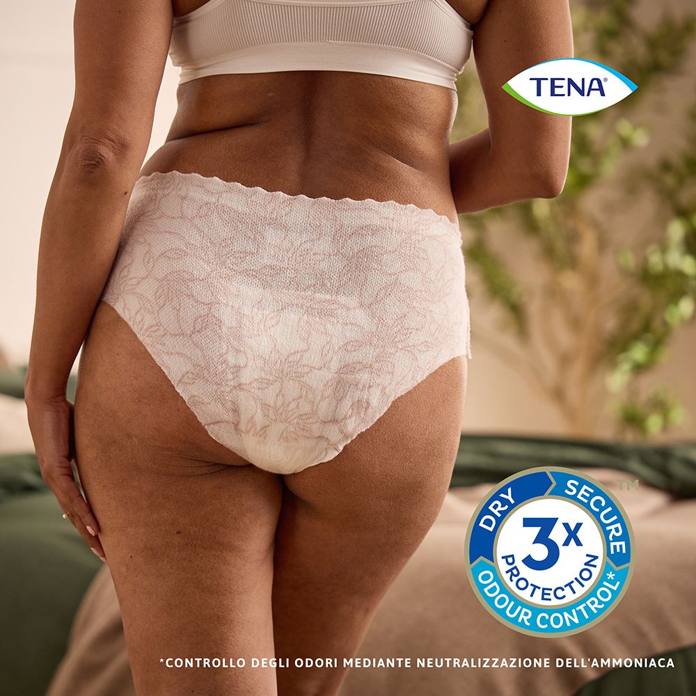 Person trägt weiße TENA Silhouette Unterwäsche. Rückansicht. Aufdruck: Dry, Secure, 3x Protection.