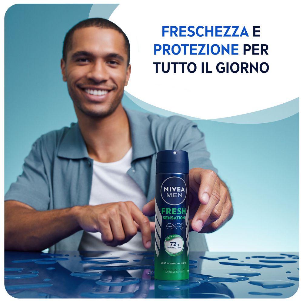 Uomo sorridente con deodorante. Testo: Freschezza e protezione per tutto il giorno. NIVEA MEN.