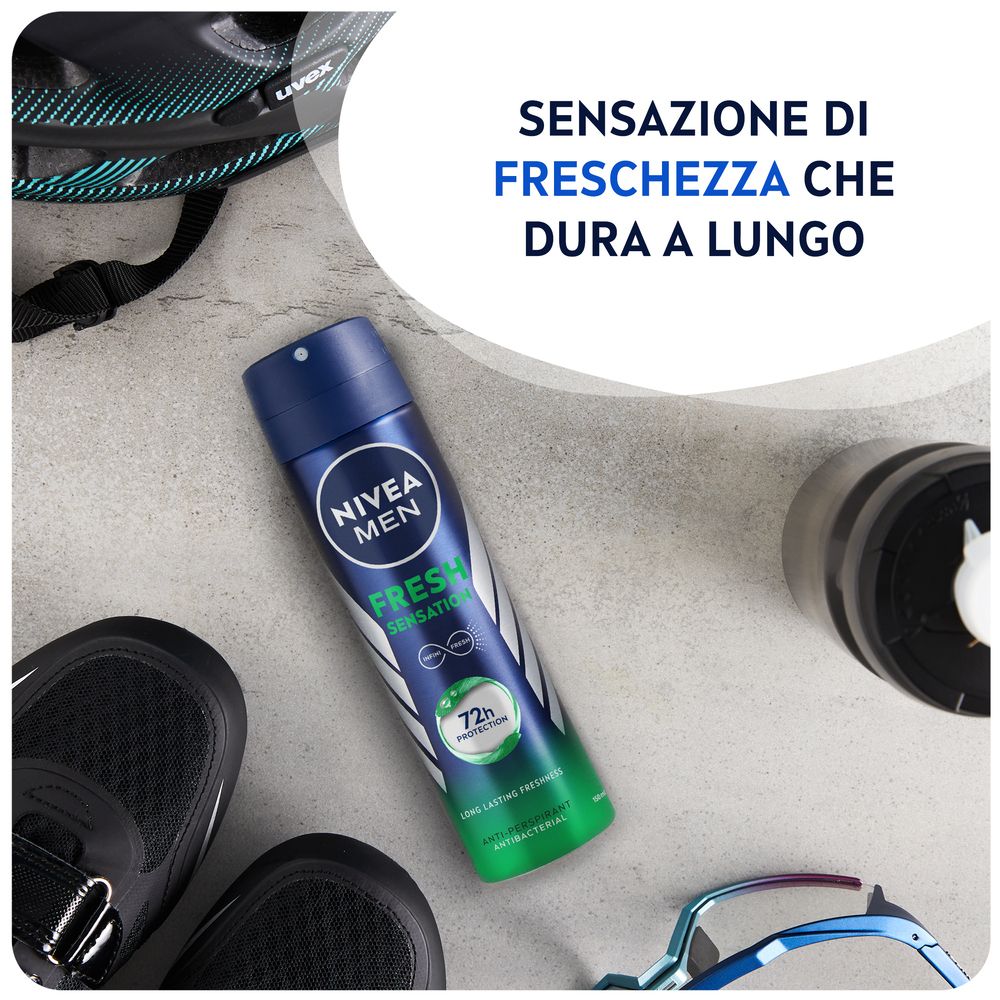 Deodorante vicino all'attrezzatura sportiva. Testo: Sensazione di freschezza che dura a lungo. NIVEA MEN.