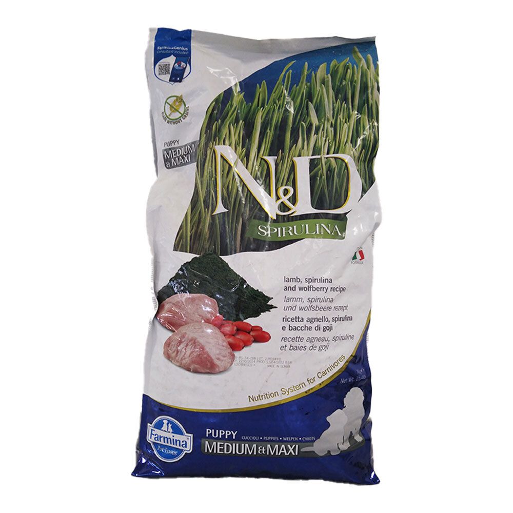 Sacchetto di cibo per cuccioli. Scritta: N&D Spirulina. Ingredienti: agnello, spirulina, bacche di goji. Marchio: Farmina.