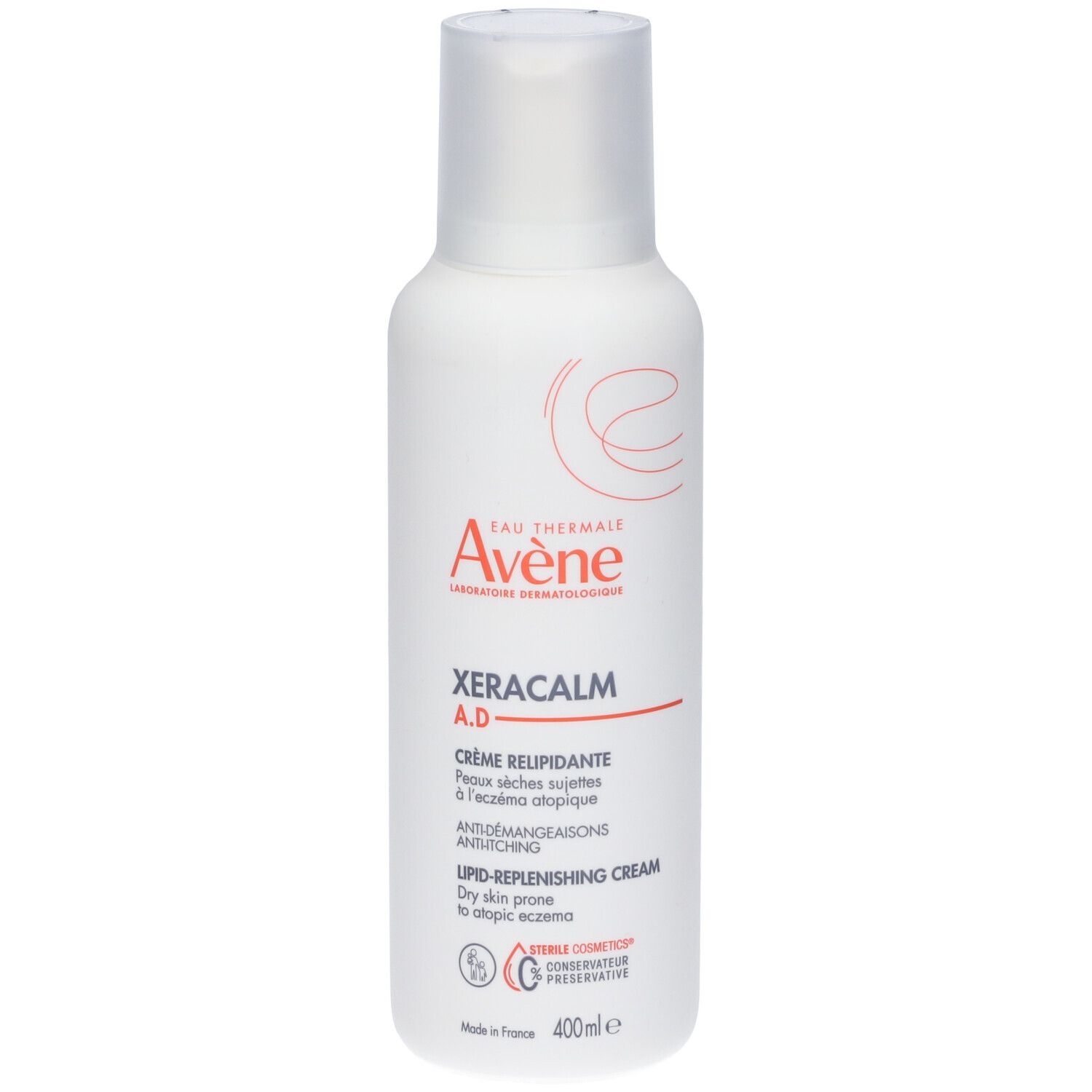 Flacone bianco con testo rosso e nero. Contiene XeraCalm A.D Crema Liporestitutiva. 400ml.