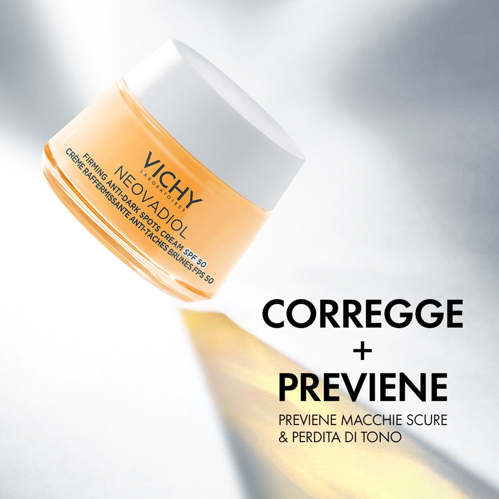 Vaso di crema in prospettiva. Testo: Correge + Previene. Previene macchie scure e perdita di tono.
