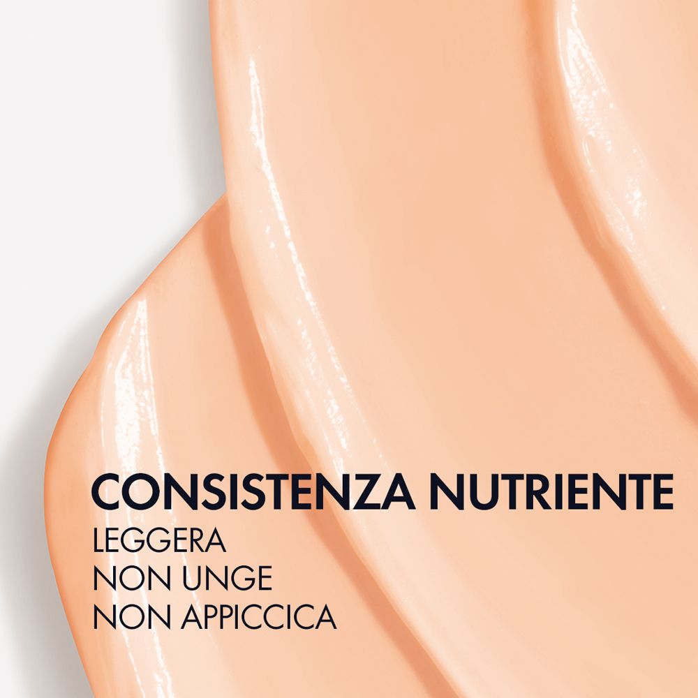 Primo piano di crema. Testo: Consistenza Nutriente. Leggera, non unge, non appiccica.