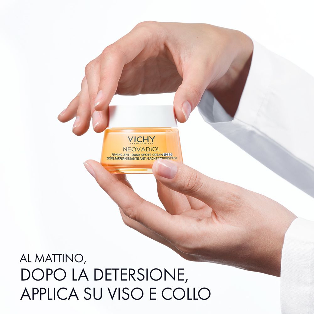 Mani che tengono un vaso di crema. Testo: Applicare su viso e collo dopo la detersione.