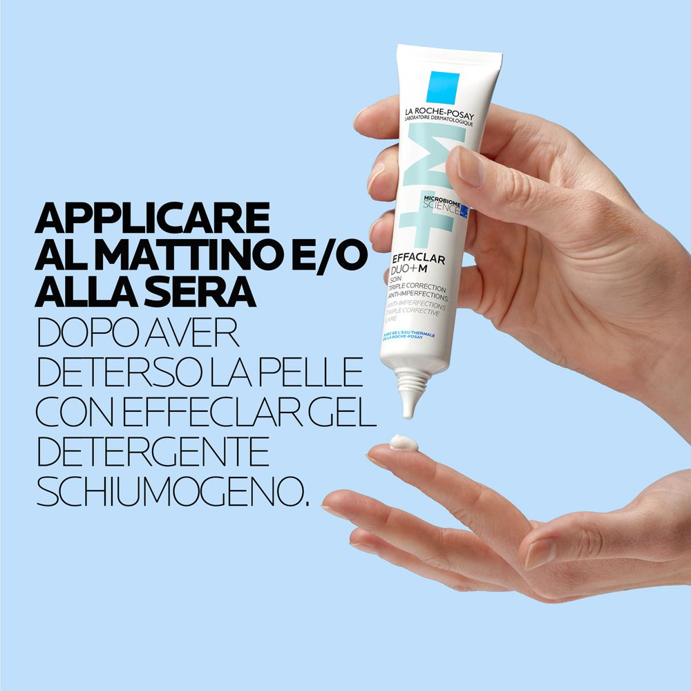 Persona che tiene un tubo La Roche-Posay Effaclar Duo+M. Crema applicata sulla mano. Testo.
