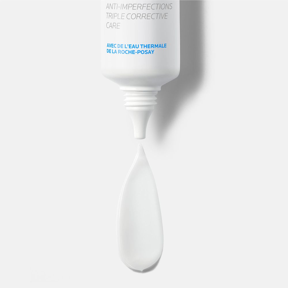 Tubo La Roche-Posay Effaclar Duo+M. Crema spremuta dal tubo. Primo piano.