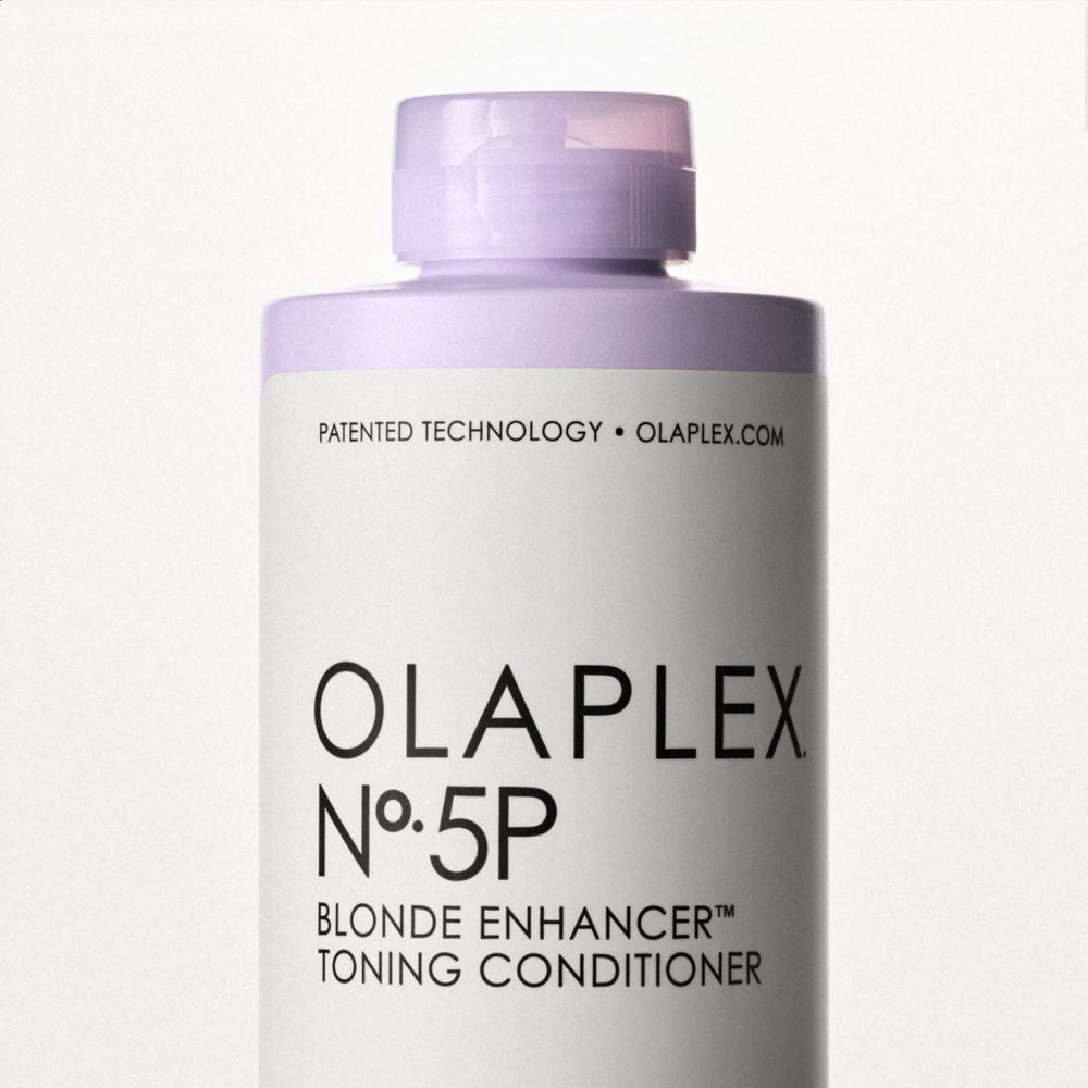 Nahaufnahme der Flasche Olaplex Nº.5P Blonde Enhancer Toning Conditioner. Lila Flasche, weißes Etikett.