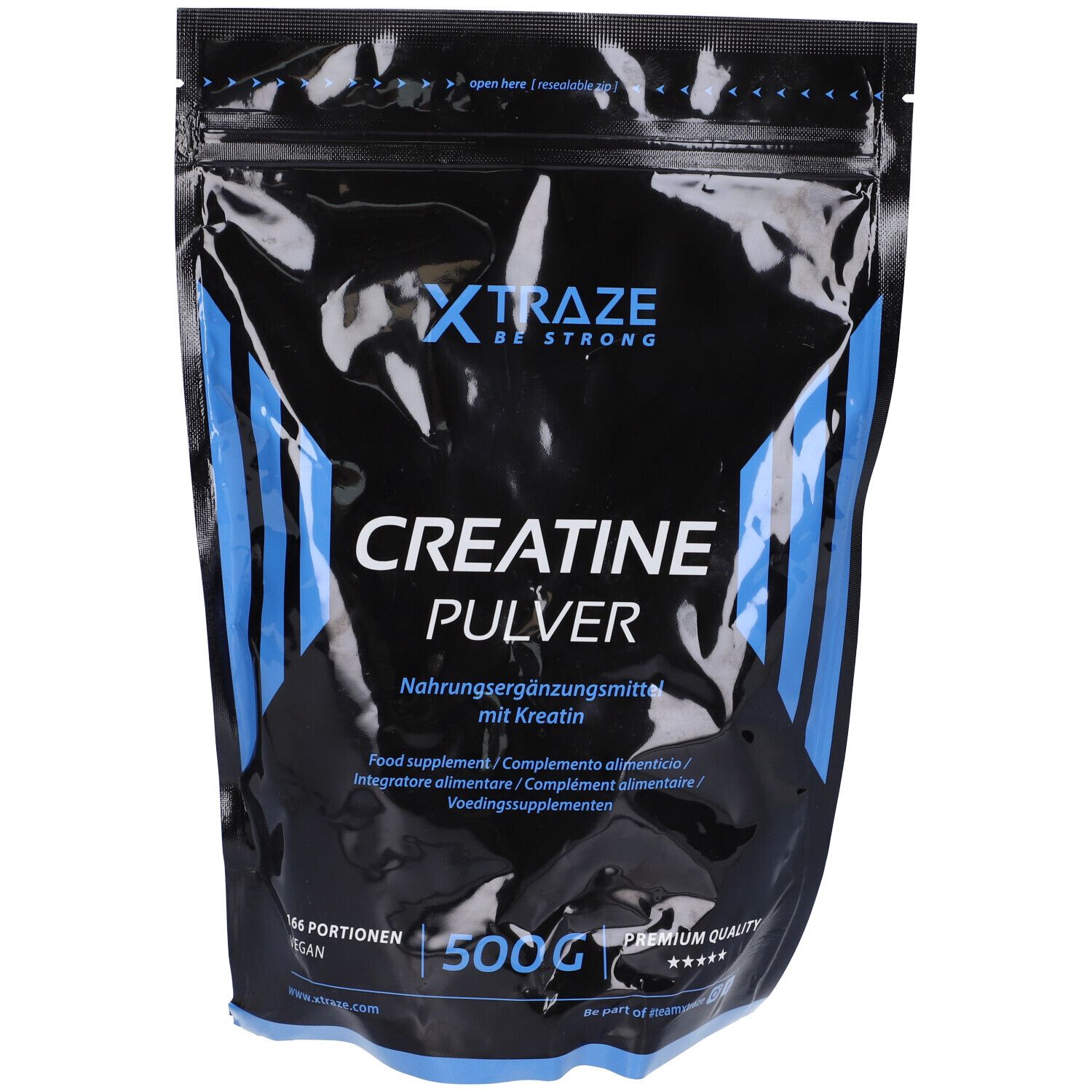 Busta nera con design blu. Scritta "XTRAZE" e "Creatine Pulver". 500g, vegano. Integratore alimentare.