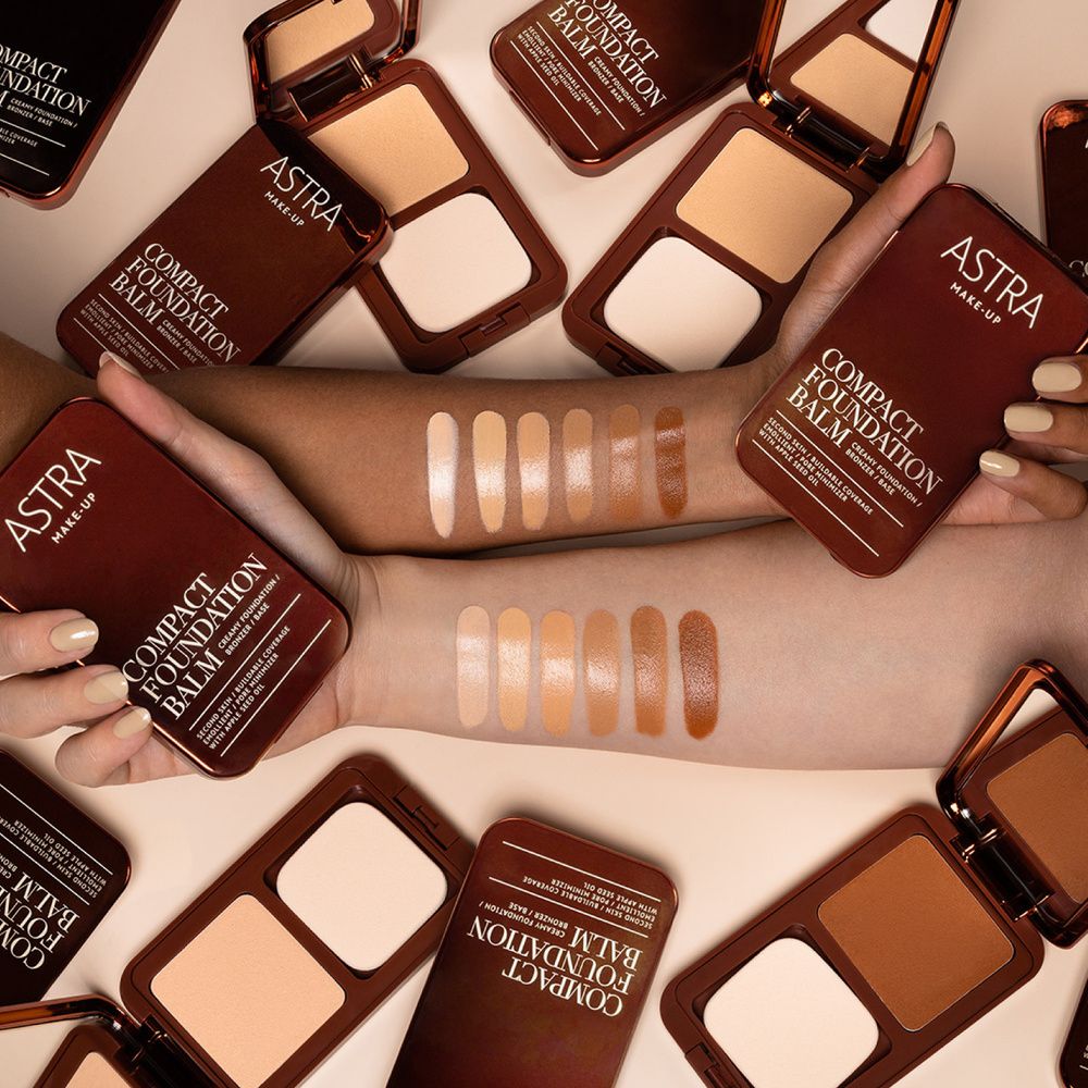 Diverse mani con prodotti e tonalità di fondotinta. Prodotti e tonalità sui bracci.