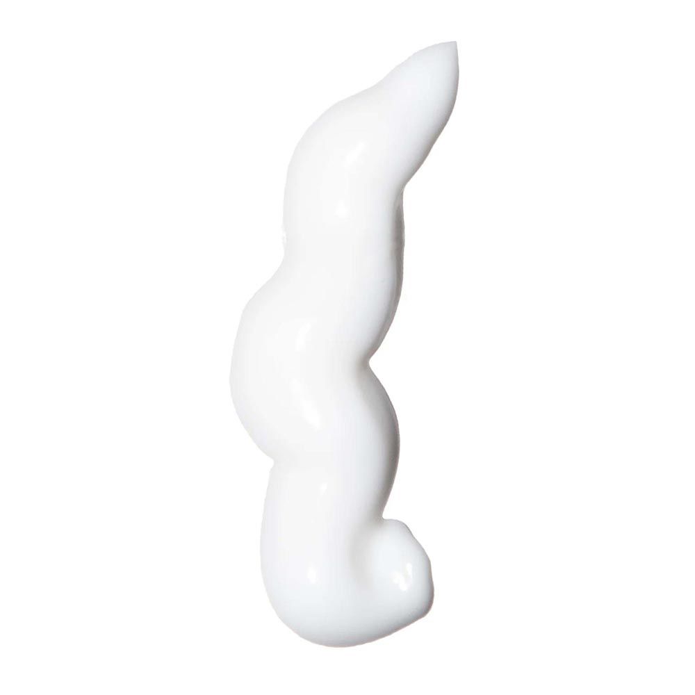 Eine weiße Creme-Spur in geschwungener Form auf weißem Hintergrund.